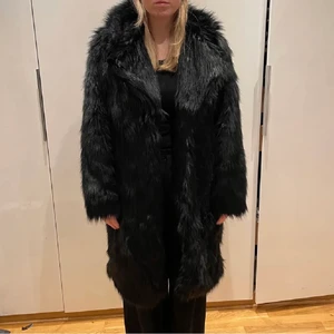 Fuskpäls - Pälsjacka i fuskpöls. Använd max 5 ggr under en vinter. Storlek 42 men något liten. Jag brukar ha 38/40/M i kläder och är 172cm lång. Kan knäppas med hakar hela vägen. Nypris 1100kr