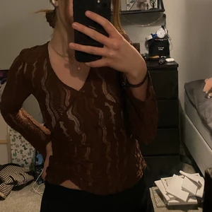 Brun fin tröja - Ganska genomsynlig men mönstret täcker väldigt bra. Den har en liten slitt på vänster sida och färgen är mer som i den första bilden. Storlek xs eller 34 men jag säljer för att den är för liten för mig. Jag har inte använt den förut.:)