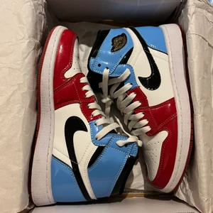 Air Jordan 1 Fearless - Ett par riktigt fina Jordan 1. Dom är använda några fåtal gånger men säljer pga dom är för små och tycker inte dom sitter snyggt längre. Lite små fläckar kanske men som lätt går att ta bort med lite vatten bara. Annars väldigt bra skick.  Dom är köpte från stockx i april-maj 2021, sedan dess har dom bara stått oanvända så bättre att sälja:)  Storlek - eu 38 Pris 4500 - inte hugget i sten, kom med förslag om ni vill. Medföljer även 3 st snören i olika färger.  Kom pm för frågor eller annat😄