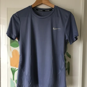 T-shirt Nike - Träningströja Nike Miler i storlek XS. 