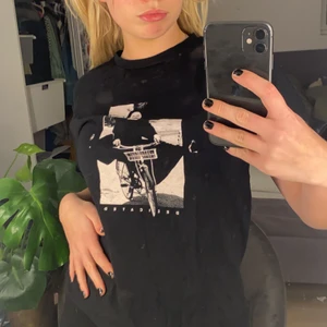 Svart t-shirt m tryck - Säljer denna balla svarta t-shirt m tryck fram till!❤️