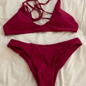 Oanvänd bikini - Super söt oanvänd bikini med kors i ryggen, säljer pga att den aldrig kommit till användning