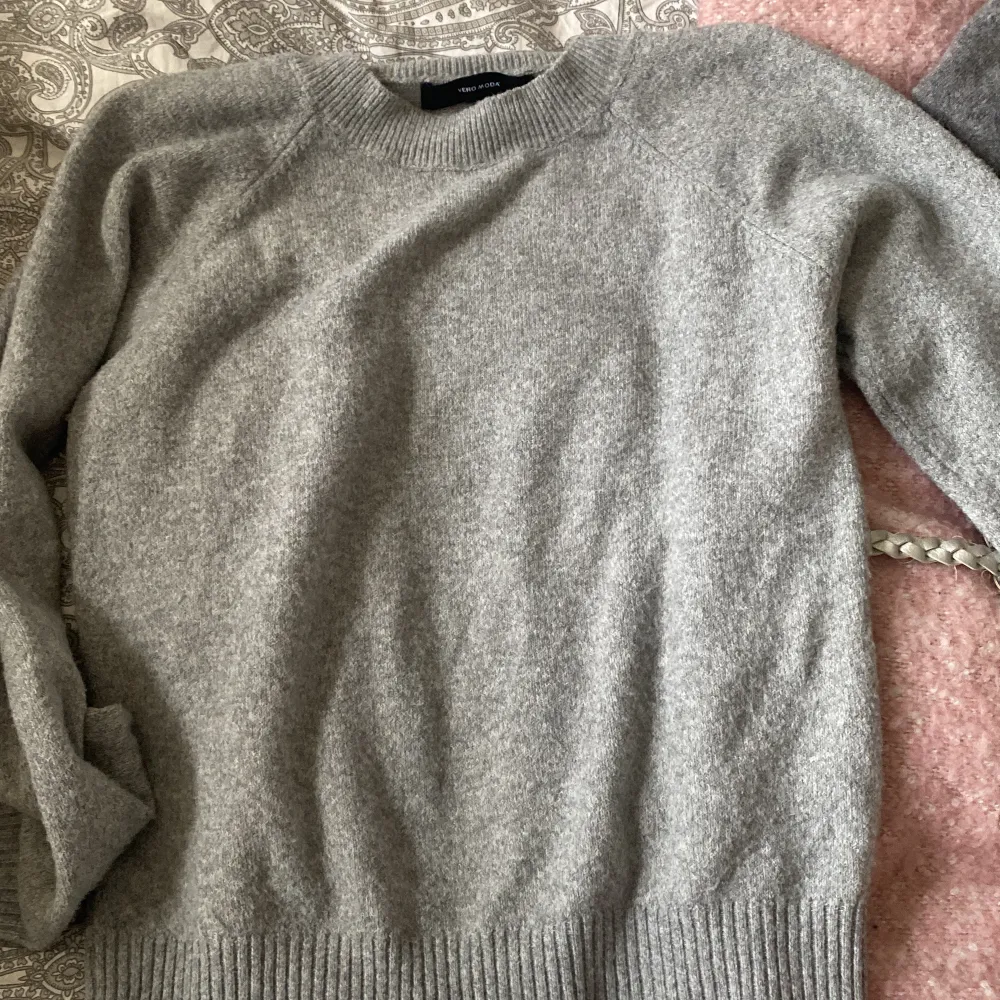 Super fin grå tröja från vero Moda, har inte använda så mycket så säljer. Den är i storlek S men funkar även för XS💕. Tröjor & Koftor.