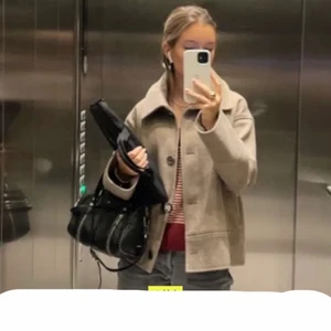 Kappa kappahl - Säljer min jätte fina kappa från Kappahl som tyvärr inte kommer till användning💕  Jackan är i jätte fint skick! Jackan är i storlek XS och passar mig som är ca 160 och bär S i kläder🤗 Säljer endast vid bra pris! Köp dirket 900kr❤️‍🔥❤️‍🔥Lånad första bild från madssellout BUDET ÄR PÅ 950kr