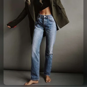 Zara jeans - Säljer dessa jeans från zara, aldrig använda med lappen kvar💕