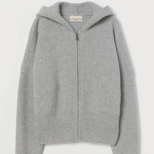 Trendig hm Kashmir zip up hoodie - På grund av garderobs rensning måste jag tyvärr göra mig av med en av mina favorit tröjor😞 jätte snygg Kashmir hoodie från hm i mycket bra skick, knappt nopprig. Kan mötas upp på tekniska högskolan eller i Danderyd, annars står köparn för frakten💕