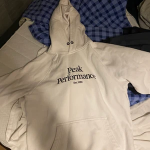 Tröjor! - Säljer en peakperfomance tröja storlek M för 400 kr, snören finns de gick bara av i tvätten men jag fixar det!                                     Även en Hugo Boss tröja storlek M för 200 kr!