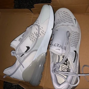 NIKE AIR MAX 270 - Storlek 43 och 44