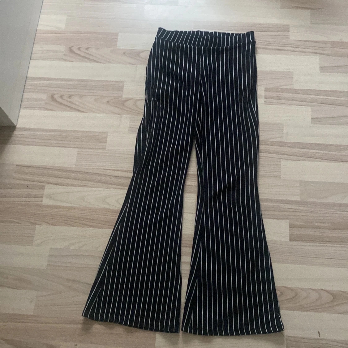 Svart/vit randiga boothcut byxor  - 91