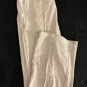 Kostym  - Säljer ett par vacker vita kostymbyxor pgv de inte kommer längre till nån användning.Bra skick! 