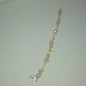 Armband❤️ - Ett armband ganska litet.❤️ Man får med ett klistermärke ett tack kort och en godis och såklart armbandet.❤️ De skulle betyda allt för mig💗😫✋