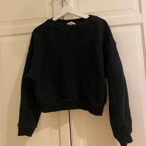 HM Trend tröja  - Svart tröja från HM trend som tyvärr inte kommer till användning. Lite större i armarna (boxig) och lite kroppad i modellen. 