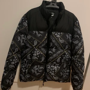 Brave Soul Bandana Puffer - Puffer jacka, passar till vinter och höst, har två ytter fickor och en inner ficka, ett alternativ till er som gillar Northface puffern men vill ha något mer unikt. (OBS frakt är inkluderat i priset)