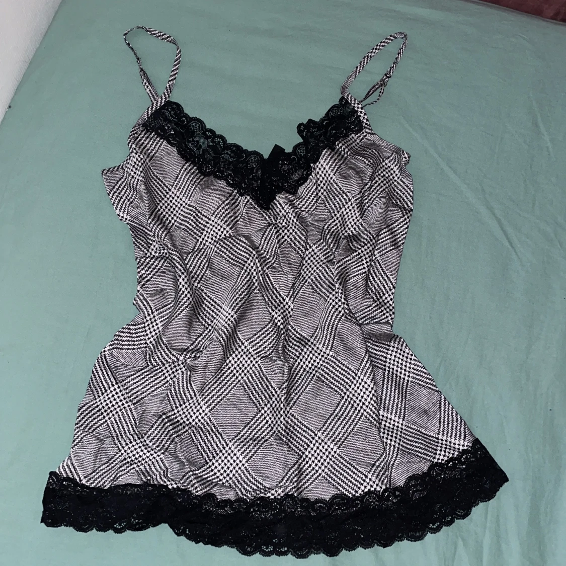 Linne med spetsdetaljer, S