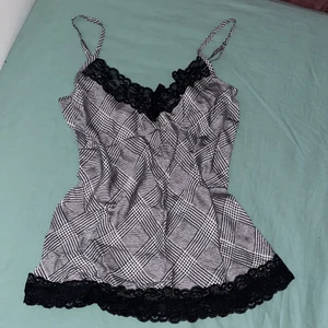 Linne med spetsdetaljer, S - Helt nytt linne från Intimissimi i storlek S. Den har spetsdetaljer.