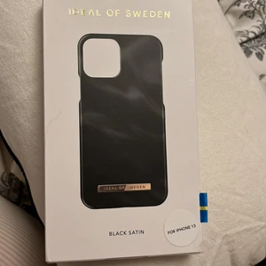Ideal of sweden - IPhone 13 - Nyhetsskal från ideal of sweden, svart satin. ❗️Liten skada längst ner till höger (sista bilden)❗️