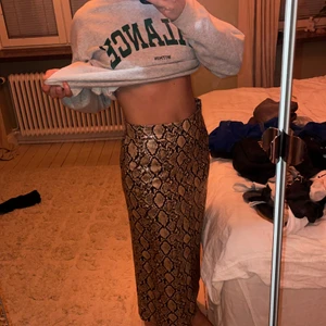 Kjol ormskinn ZARA M  - Sjukt cool lång kjol. Slits fram. Aldrig använd.