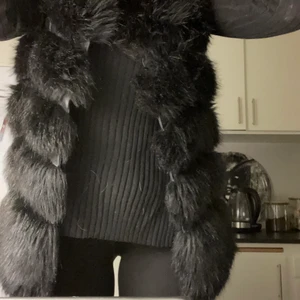 Päls väst - Superfin päls väst! Jättefint skick och inga skador, den går över rumpan på mig som är 1,76. Varm och skön🤩 står ingen storlek men passar S/M kanske L, inte äkta päls!