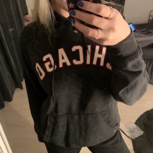 Chicago hoodie - Tunn Hoodie som passar på vår/sommar. Använd 2/3 ggr. Säljer pga rensar garderoben. Storlek S. Köparen står för frakt. Betala innan jag skickar. 