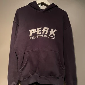 Vintage Peak Performance hoodie - Vintage Peak performance hoodie svart/mörkblå färg. Är lite oversize i modellen med fleece insida. Bra skick!
