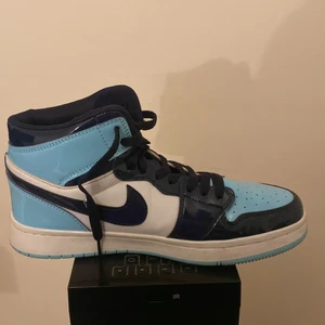 Jordan 1 - Säljer mina glansiga ljusblå Jordans 1. De e superfina Har använts några gånger. Använder inte lägger därför jag säljer💙