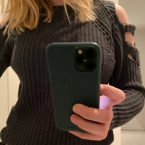 Skittrendig tröja!! - Jättecool och snygg tröja köpt på bohoo!! Använd endast en gång så i jättebra skick💓💓 storlek m/l men jag är s/m så den passar s,m och l!! Jättesnygga revor på armarna och skön tröja!säljer för 60+frakt!!