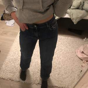 Blåa jeans ifrån Åhléns storlek 38. Lite för korta på mig som är 175cm lång. 60kr +frakt eller högstbudande 💕