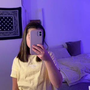 En gul tröja  - Den är väldigt skön och mysig 