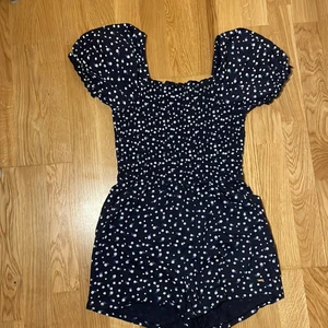 Sommar plagg stl 164/xs - En supersöt sommardress, aldrig använd, väldigt bra skick!❤️ kostade 299 i nypris, säljs för 49 kr till att börja med. Väldigt stretchigt material, skulle säga att det passar på en XS-S:)