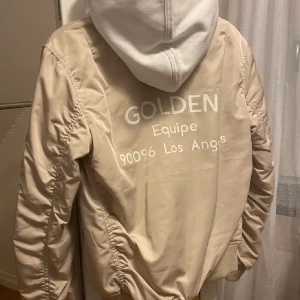 Bomberjacka - Bomberjacka från H&M på barnavdelningen. Storlek 164/170 men passar bra för mig som har storlek XS-S. Sparsamt använd och superskön. 