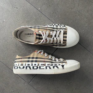 Burberry Sneakers - Fina men använda burberry sneakers! Bra skick med storlek 41. Nypris 4600kr. Lite har lossnat från texten (se bild). Kan posta efter överenskommelse annars möts jag i Stockholmsområdet! ❄️
