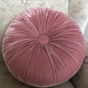 Rosa kudde - Rosa kudde i velur. Fint skick men använder den inte längre och därför säljer jag den