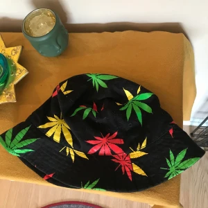 Buckethat - Buckethat med lite päls på men går bort med en roller. Skriv i DM eller kommentarerna ifall ni har några frågor. Frakten kollar jag upp om så önskas, pälsdjur finns i hemmet.