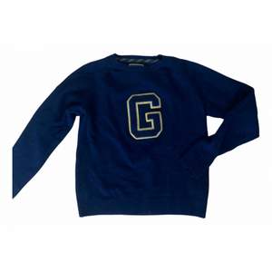 Gant sweatshirt i ull. Marinblå med G på framsidan. Storlek S. Nypris 1500kr