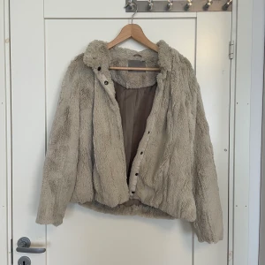 Pälsjacka  - Beige pälsjacka i superfint skick. 