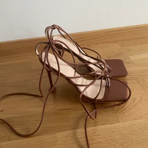 Klackskor m snörning - Prettylittlething - Klackskor med störning från Prettylittlething storlek i storlek 39 (UK 7). Skickas spårbart och köparen står för frakten. Betalning sker genom swish innan paketet skickas. Ingen returrätt!