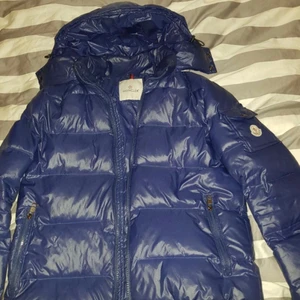 Moncler Maya jacka - Säljer min maya moncler jacka, jättebra skick så den ej blivit använd mycket.