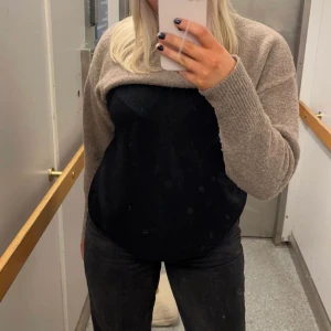 Beige tröja - Säljer denna tröjan från hm! Den är lite nopprig men jah det det inte som ett problem.