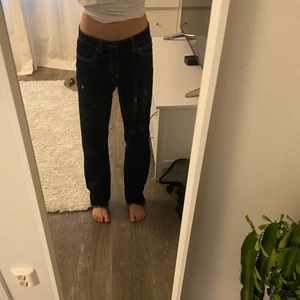 Calvin Klein jeans  - Lågmidjade Calvin Klein jeans med sjukt snygga detaljer, byxorna är raw där nere så man kan klippa till längden man vill ha dem!! Sjukt bra kvalitet 