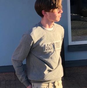 Evisu Archive Sweatshirt Storlek S - Grå sweatshirt från det japanska designermärket evisu. Gjord i bomull i Japan. Storlek small