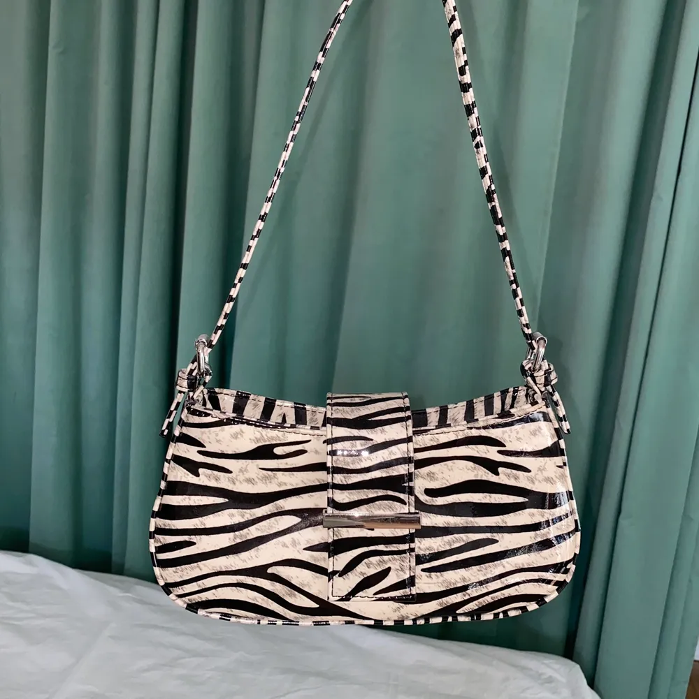 jättefin zebra väska som ej kommer till användning längre💞. Väskor.
