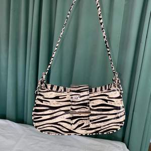 jättefin zebra väska som ej kommer till användning längre💞