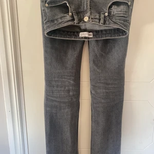 Zara byxor - Säljer mina gråa zara byxor med en slits då dom inte kommer till användning, dom är lite insydda så skulle passa perfekt om man brukar ha 32. Köparen står för frakten 