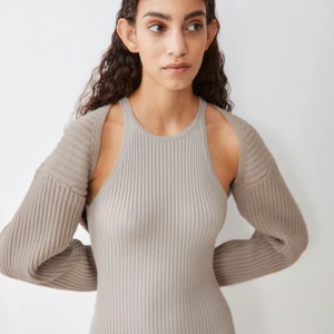 Ribbstickad bolero - Ribbstickad bolero från H&M. Helt ny och oanvänd brun begie bolero i storlek xs. Säljs pga att den var för liten. Kan även bytas mot en i större storlek⚡️ köparen står för frakt. Nypris 200kr mitt pris 90kr