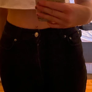 svarta jeans/ strl 36 - Byxorna har jag haft ett tag nu och de sitter super bra i midjan och vid rumpan. Måste bli av med ett par jeans då jag inte använder dessa längre! Byxorna är i storlek 36 och sitter bra på mig som är 165 cm. Är ni intresserade så skriv eller om ni har någon mer fråga angående jeansen. Pris + frakt 