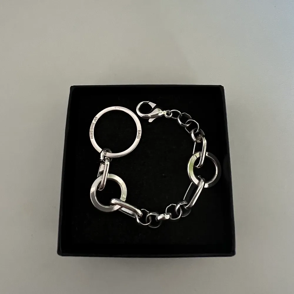 Säljer detta silverarmbandet från Snö of Sweden. Fint skick och är cirka 15 cm runt om, så passar en lite mindre handled🤍 . Accessoarer.