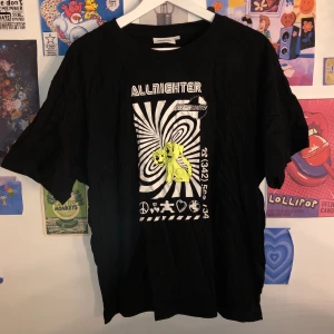 Weekday t-shirt - Weekday t-shirt med tryck. Älskar passformen men säljer då jag aldrig använder längre.