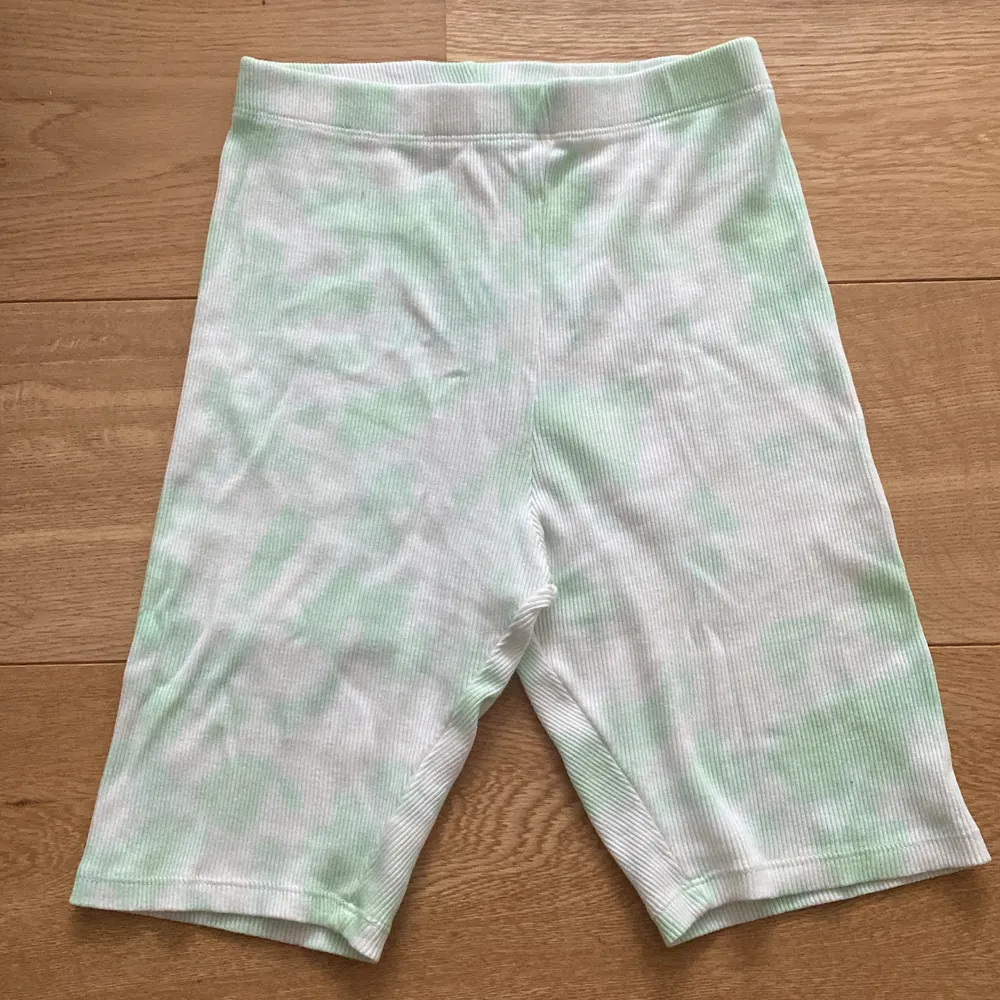 Cykelbyxor med grön tie dye köpta på Asos i stl 34, helt oanvända. Shorts.