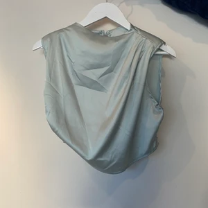 Minstgrön festtopp - Fin mintgrön topp! Säljer pga använder inte mer☺️ Storlek; S💓 50 kr eller pris diskuteras! Köparen står för frakten😝