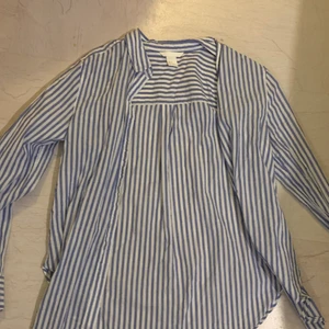 Skjorta  - Randig skjorta i st 34! Köparen står för frakt!